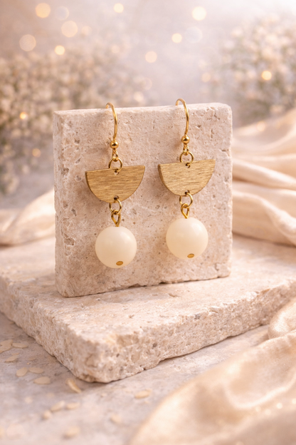Minimalistische Gold Ohrringe mit Perle – Halbmond Hänger in Creme | Handmade Schmuck