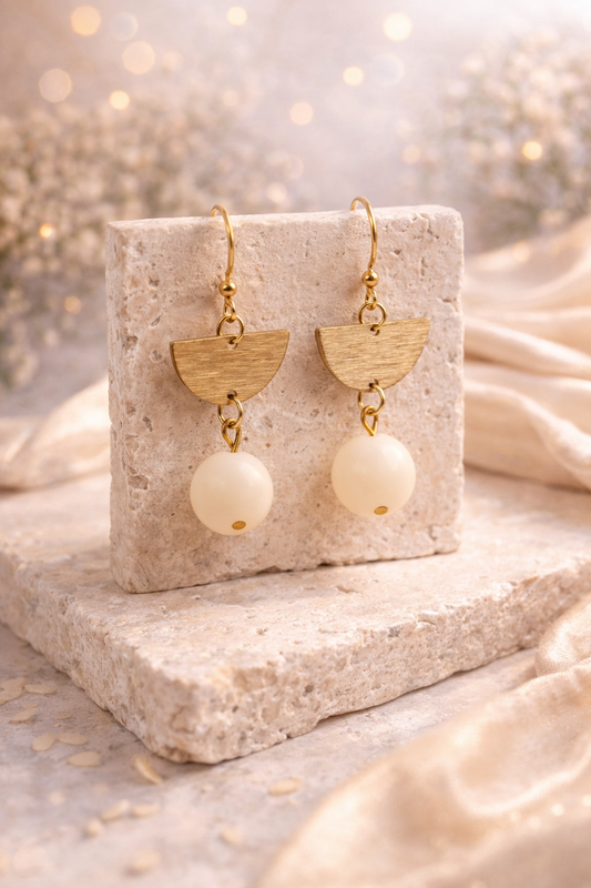 Minimalistische Gold Ohrringe mit Perle – Halbmond Hänger in Creme | Handmade Schmuck