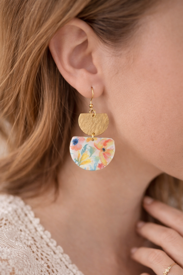 Handgemachte Blumen Ohrringe aus Polymer Clay mit Gold Element