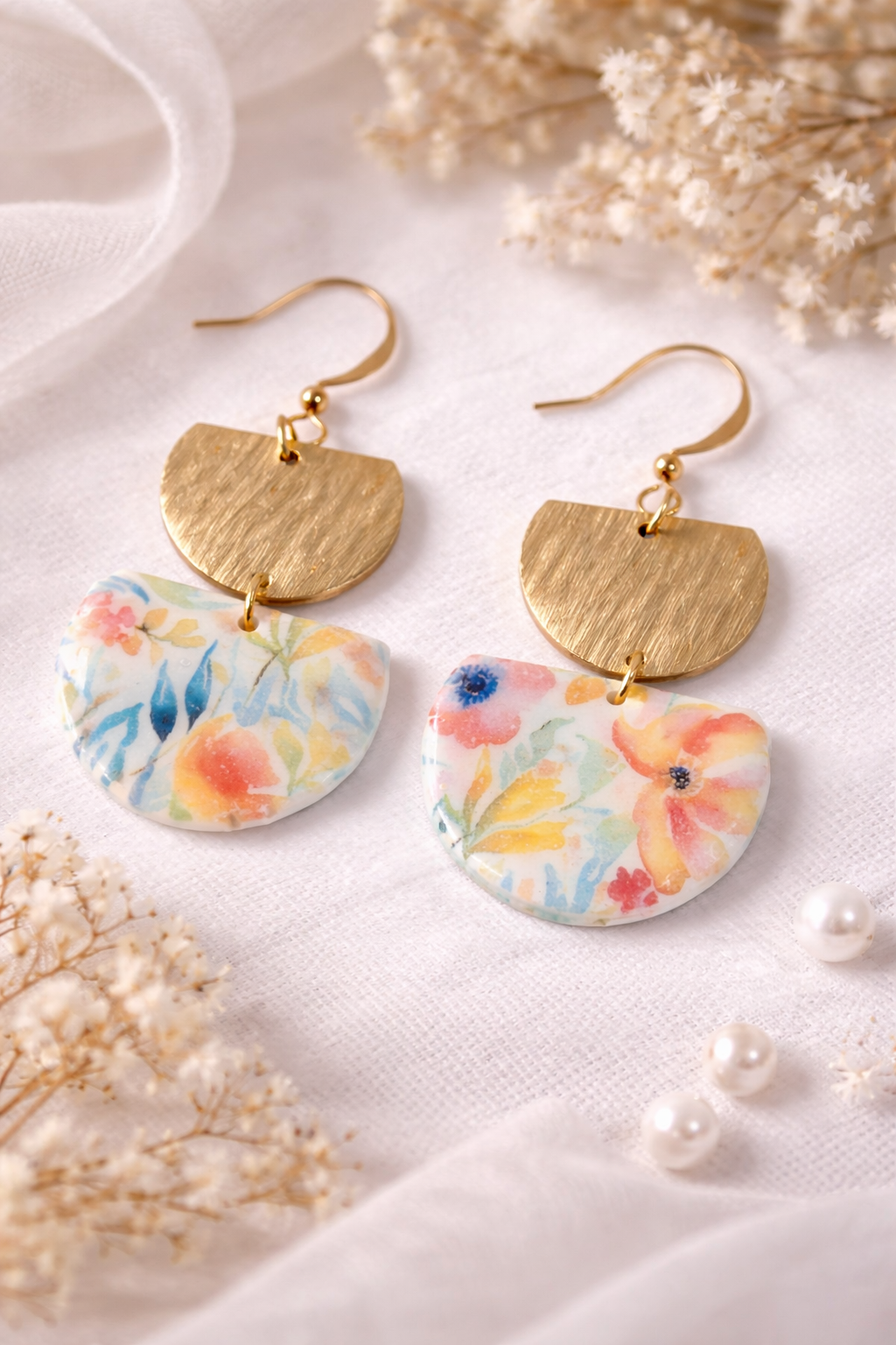 Handgemachte Blumen Ohrringe aus Polymer Clay mit Gold Element