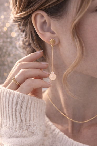 Minimalistische lange Gold Ohrringe mit Perle – Elegante Hänger vergoldet