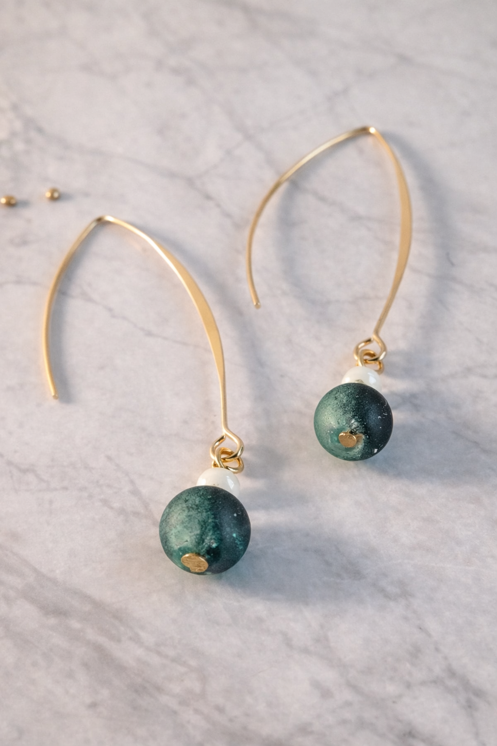 Minimalistische Gold Hänger mit grüner Perle – Lange elegante Ohrringe vergoldet Clayjex