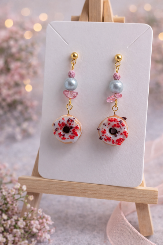 Donut Ohrringe aus Polymer Clay – Süße Statement Ohrhänger mit Perlen & Gold | Handgemachter Schmuck
