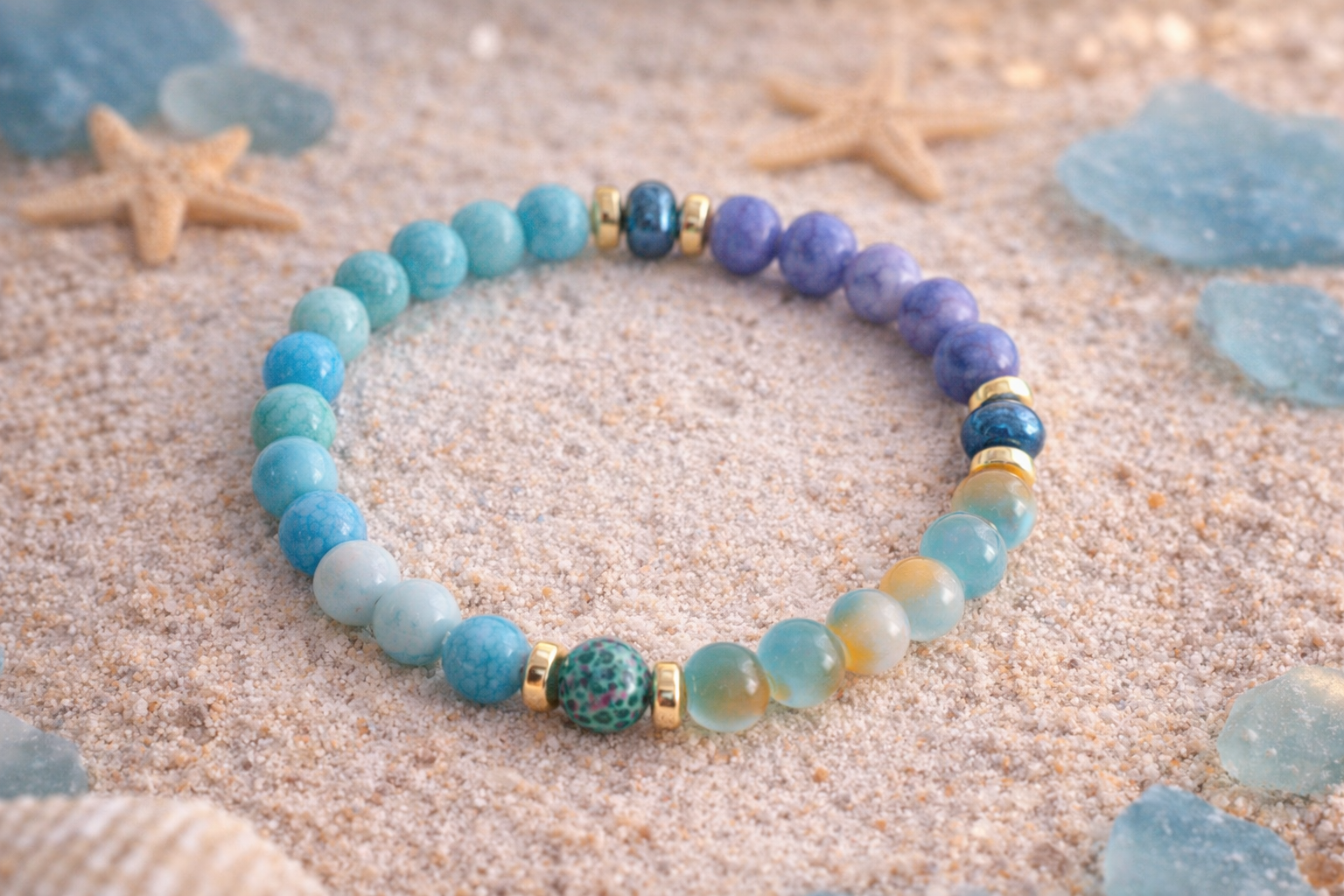 Handgemachtes Perlenarmband mit 10 mm Perlen in Blau, Türkis und Orange auf transparentem Ständer