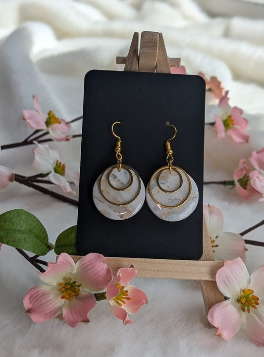Beige, Weiß und Gold  Marmorierte Runde Ohrringe | Handgemachte Ohrringe aus Polymer Clay | 24 Karat Statement Ohrringe 