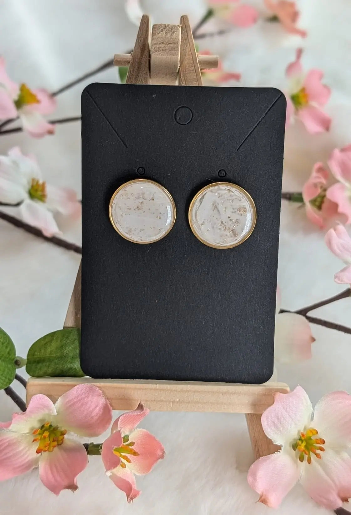 Beige, Weiß und Gold Runde/Mond Ohrstecker | Handgemachte Ohrringe aus Polymer Clay | 24 Karat Statement Ohrringe