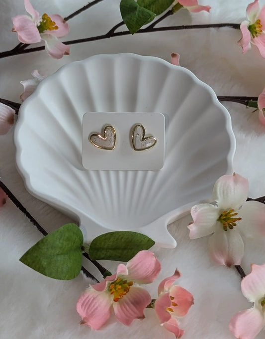 Beige, Weiß und Gold  Herz Ohrstecker | Handgemachte Ohrringe aus Polymer Clay | 24 Karat Statement Ohrringe 