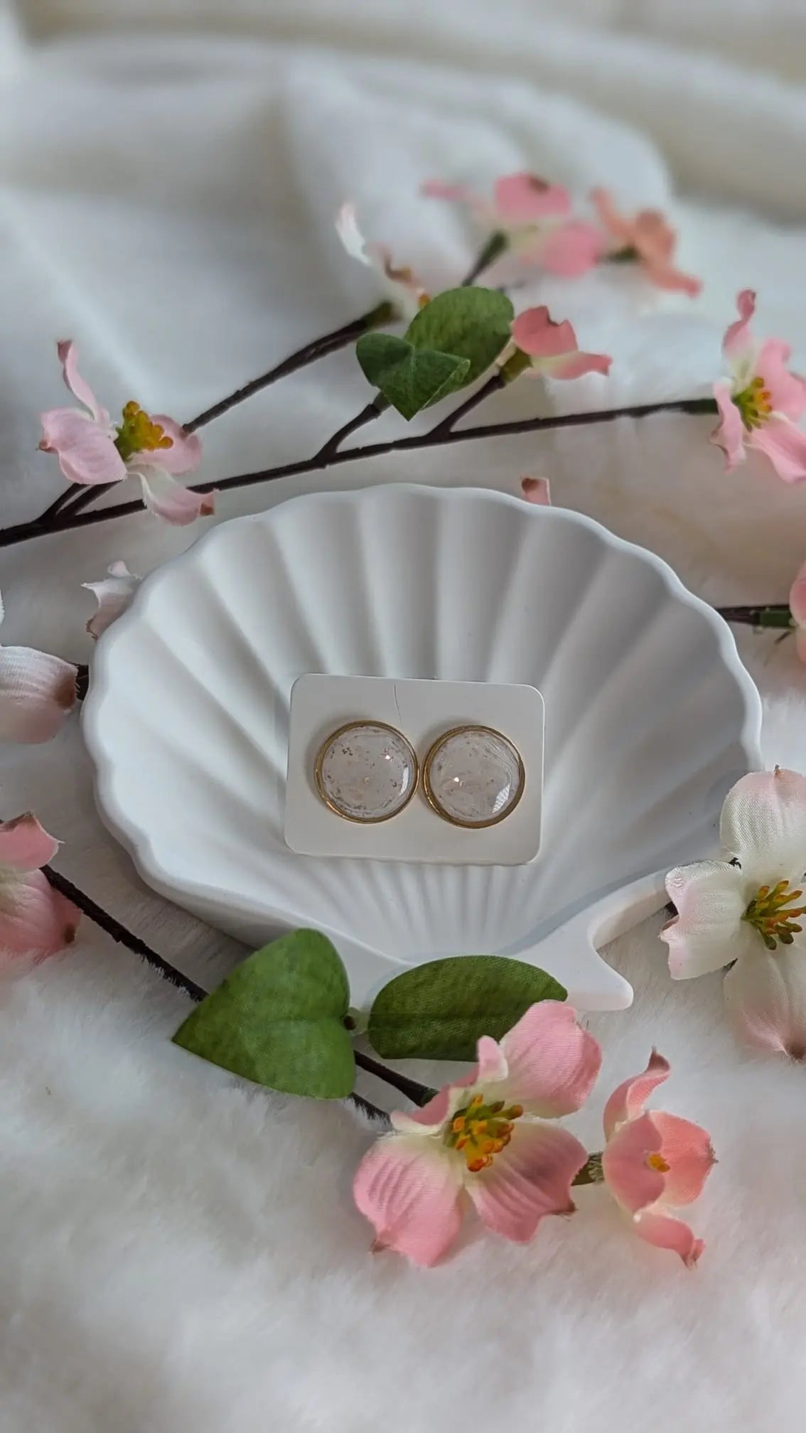 Beige, Weiß und Gold Runde/Mond Ohrstecker | Handgemachte Ohrringe aus Polymer Clay | 24 Karat Statement Ohrringe