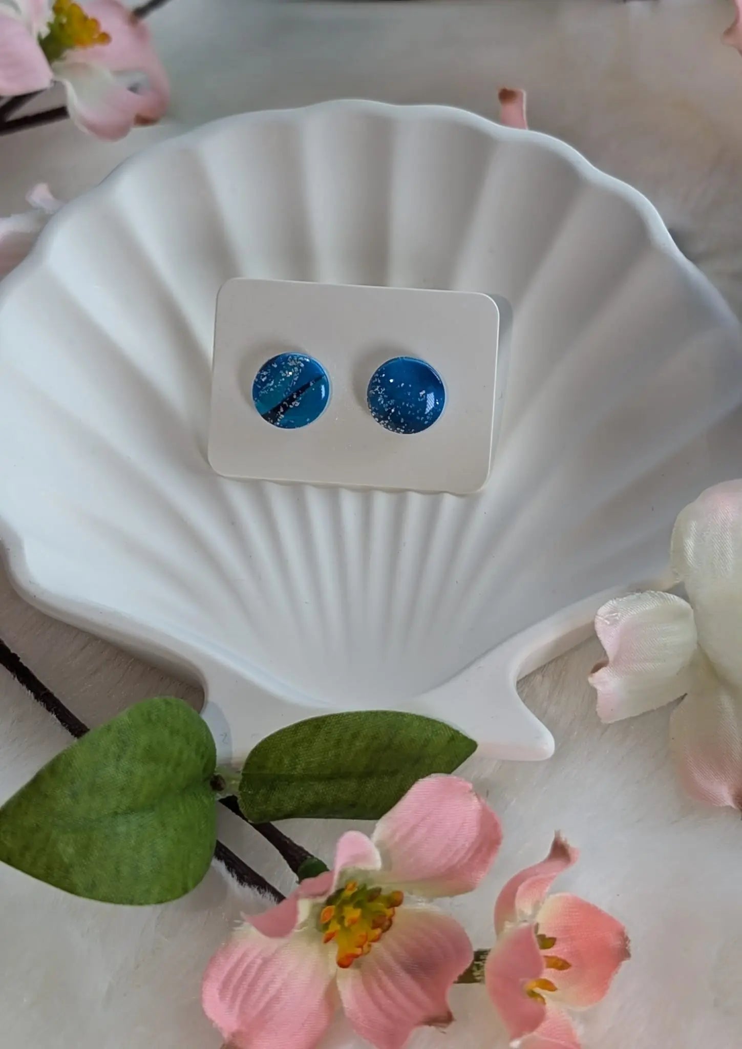 Marine-Blau, Weiß und Silber Ohrringe | Handgemachte Ohrringe aus Polymer Clay | Statement Ohrringe
