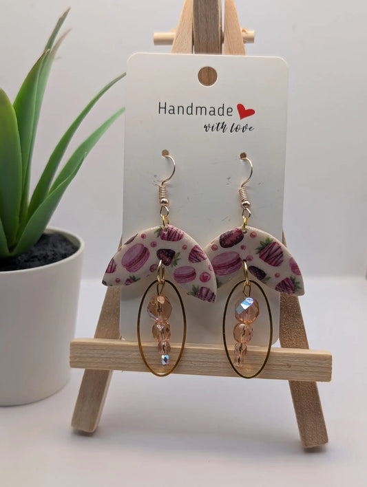 Erdbeer-Macaron Bogenohrringe mit schwebenden Perlen und Goldelement, Ohrringe aus Polymer ClayStatement Bogenohrringe, Polymer Clay Bogenohrringe mit Perlen und Goldelement, Geschenk für Sie 
