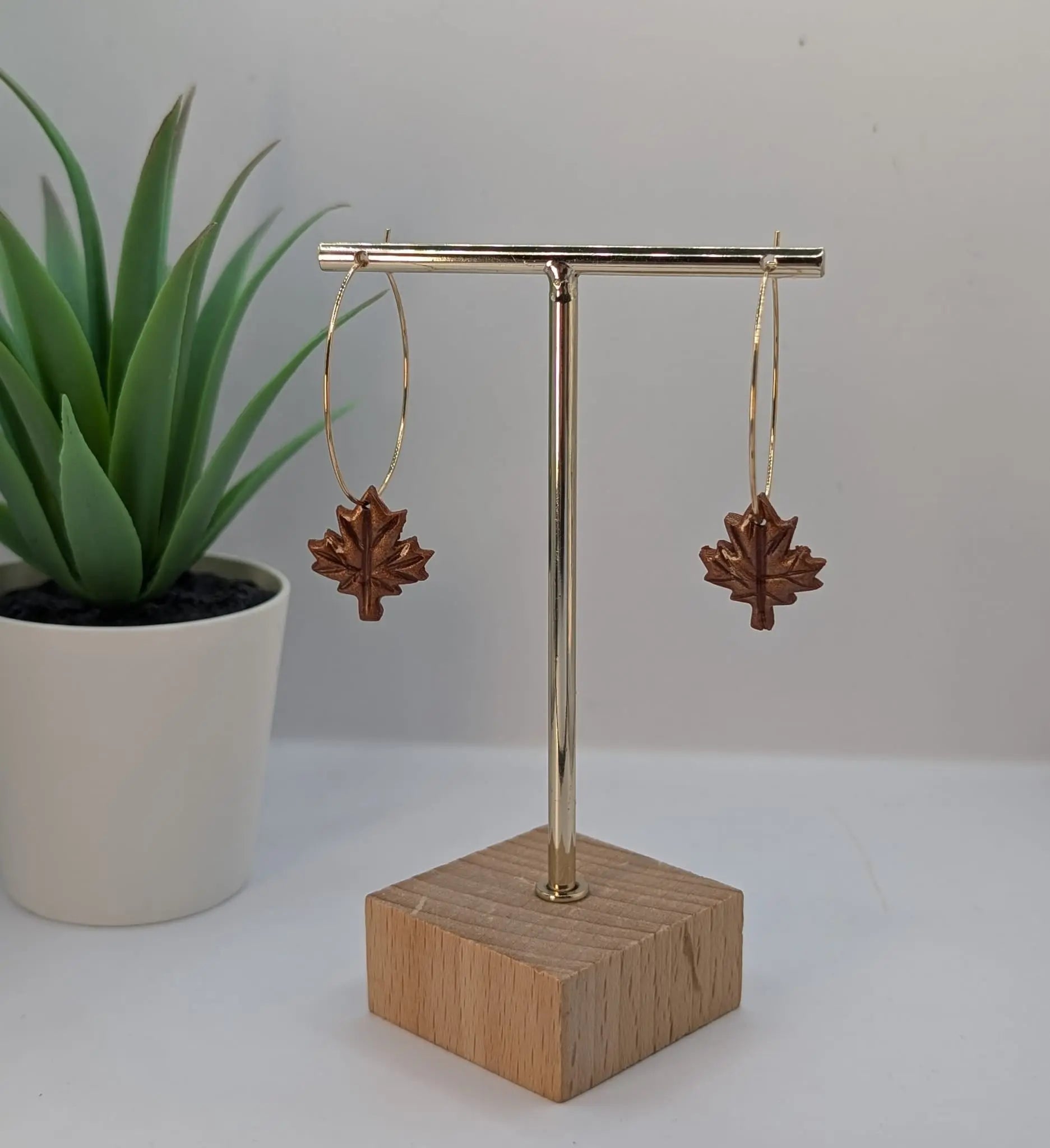 Creolen Ohrringe aus Polymer Clay mit einem Herbstblatt in der Farbe Gold braun