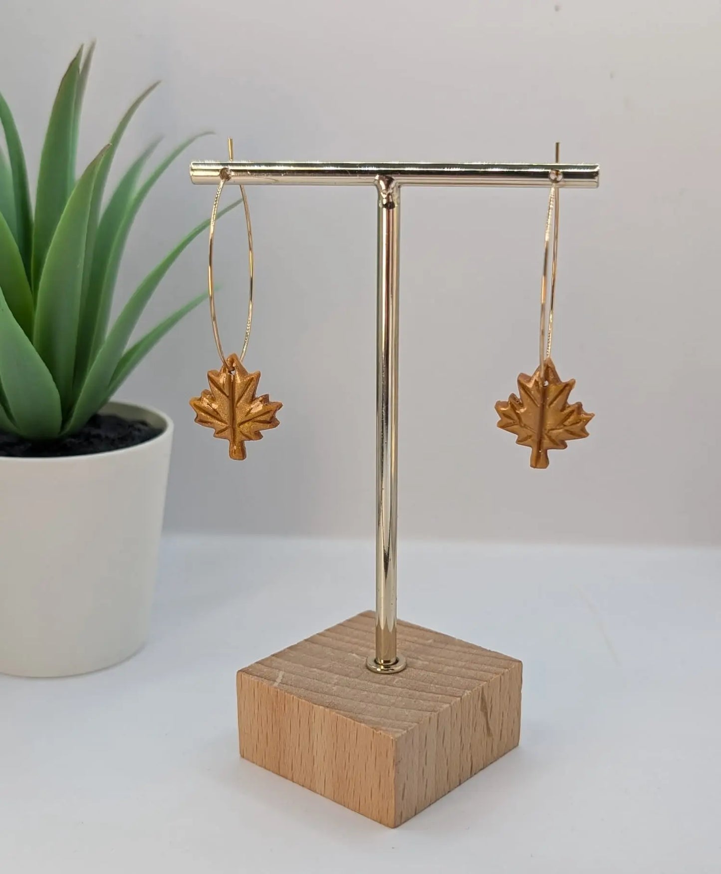 Creolen Ohrringe aus Polymer Clay mit einem Herbstblatt in der Farbe hell braun Gold 