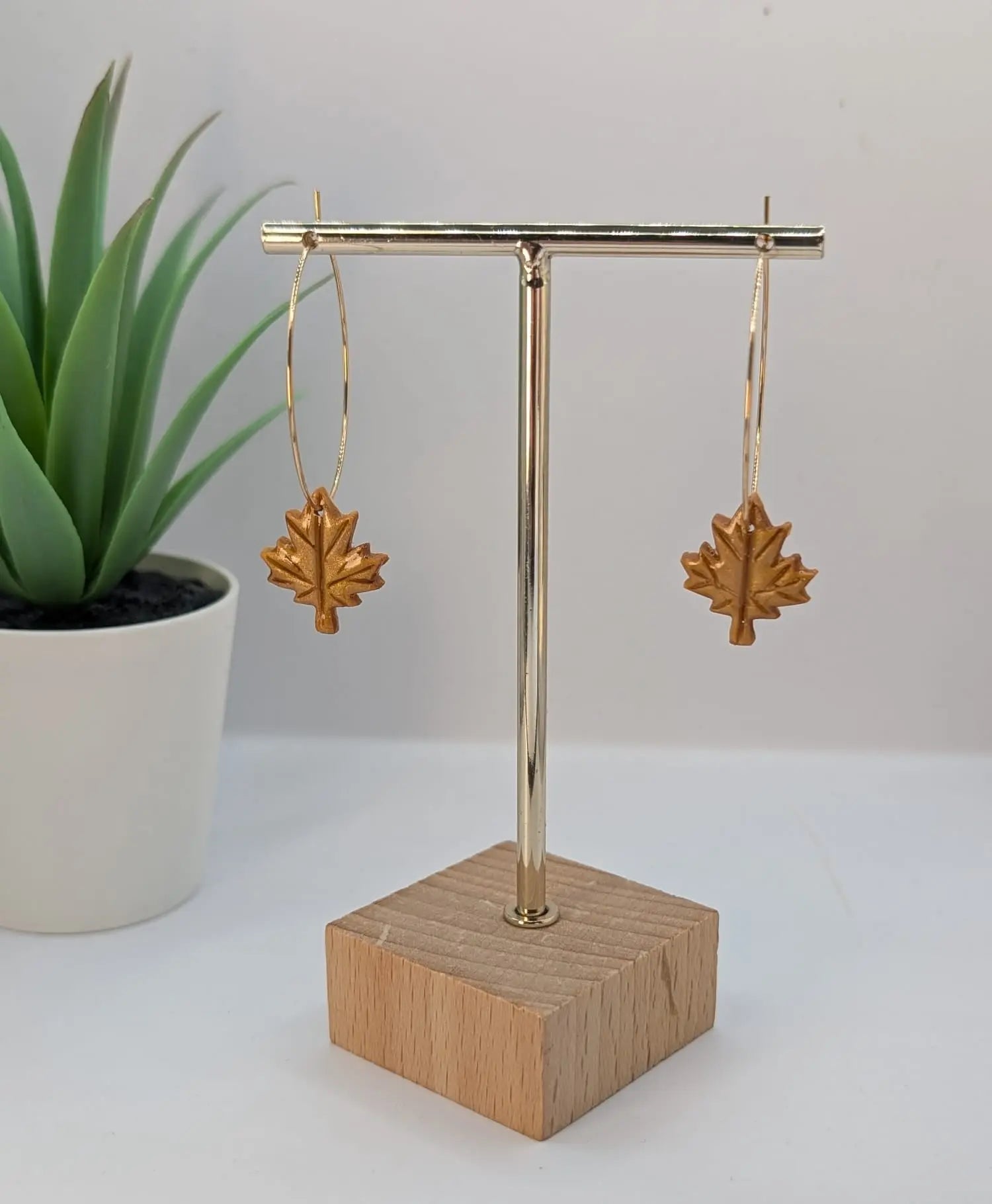 Creolen Ohrringe aus Polymer Clay mit einem Herbstblatt in der Farbe hell braun Gold 