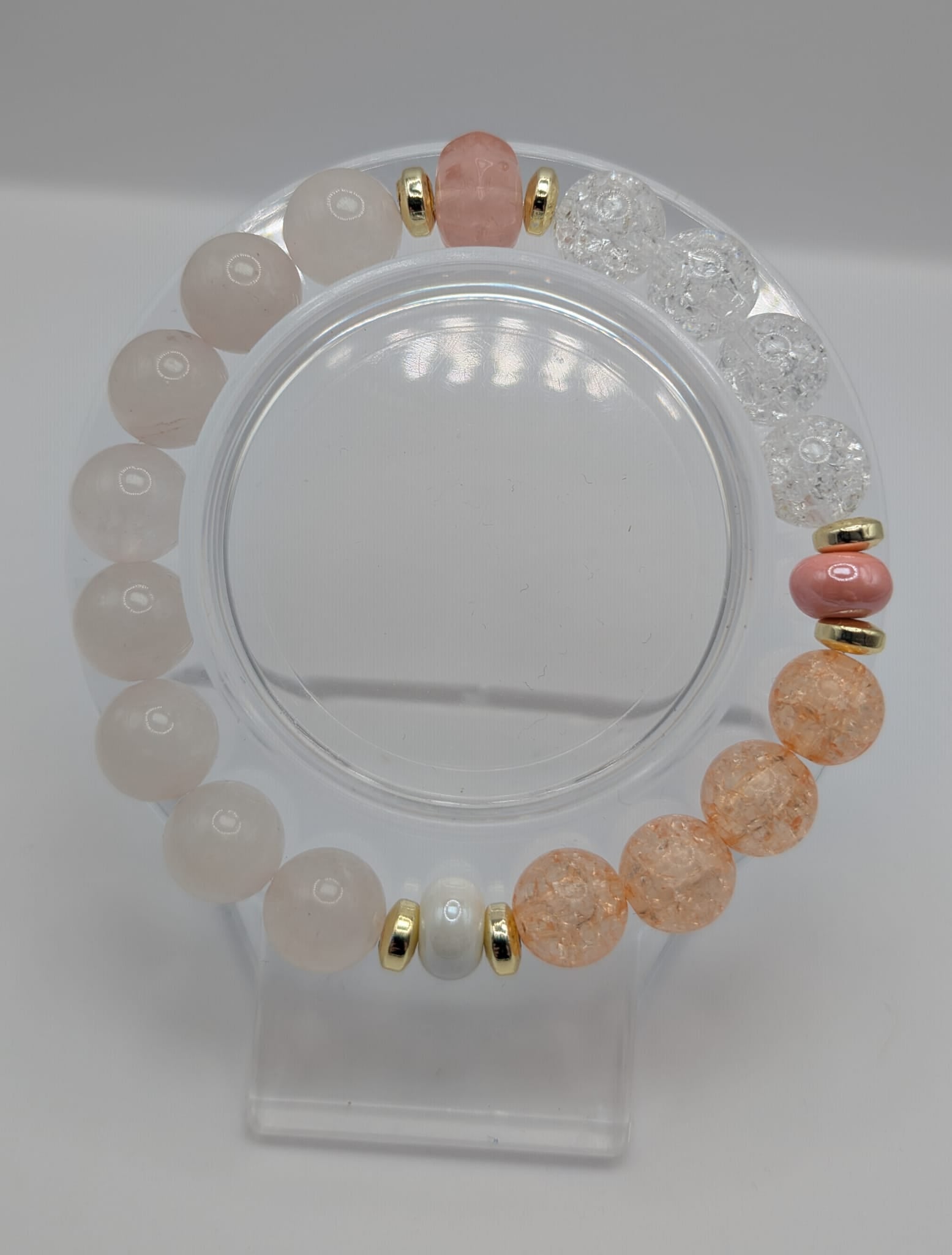 Handgemachtes Rosenquarz-Armband mit Pfirsich- und Goldakzenten