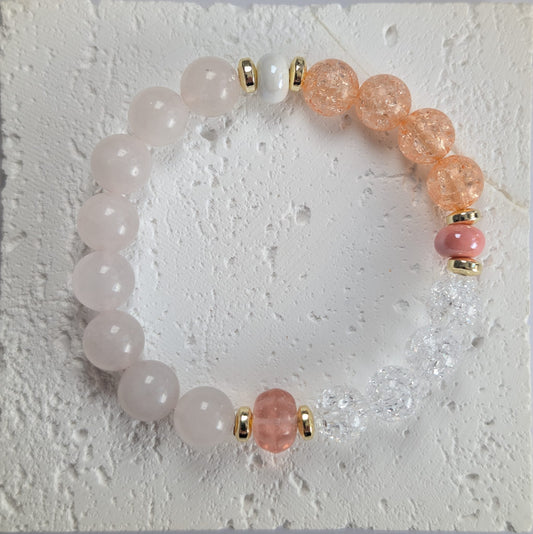 Handgemachtes Rosenquarz-Armband mit Pfirsich- und Goldakzenten
