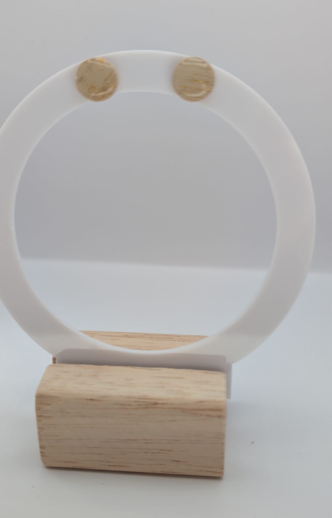 Ohrstecker in Beige mit Goldakzenten