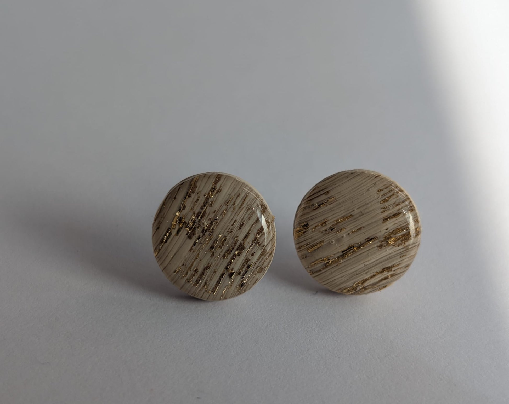 Ohrstecker in Beige mit Goldakzenten