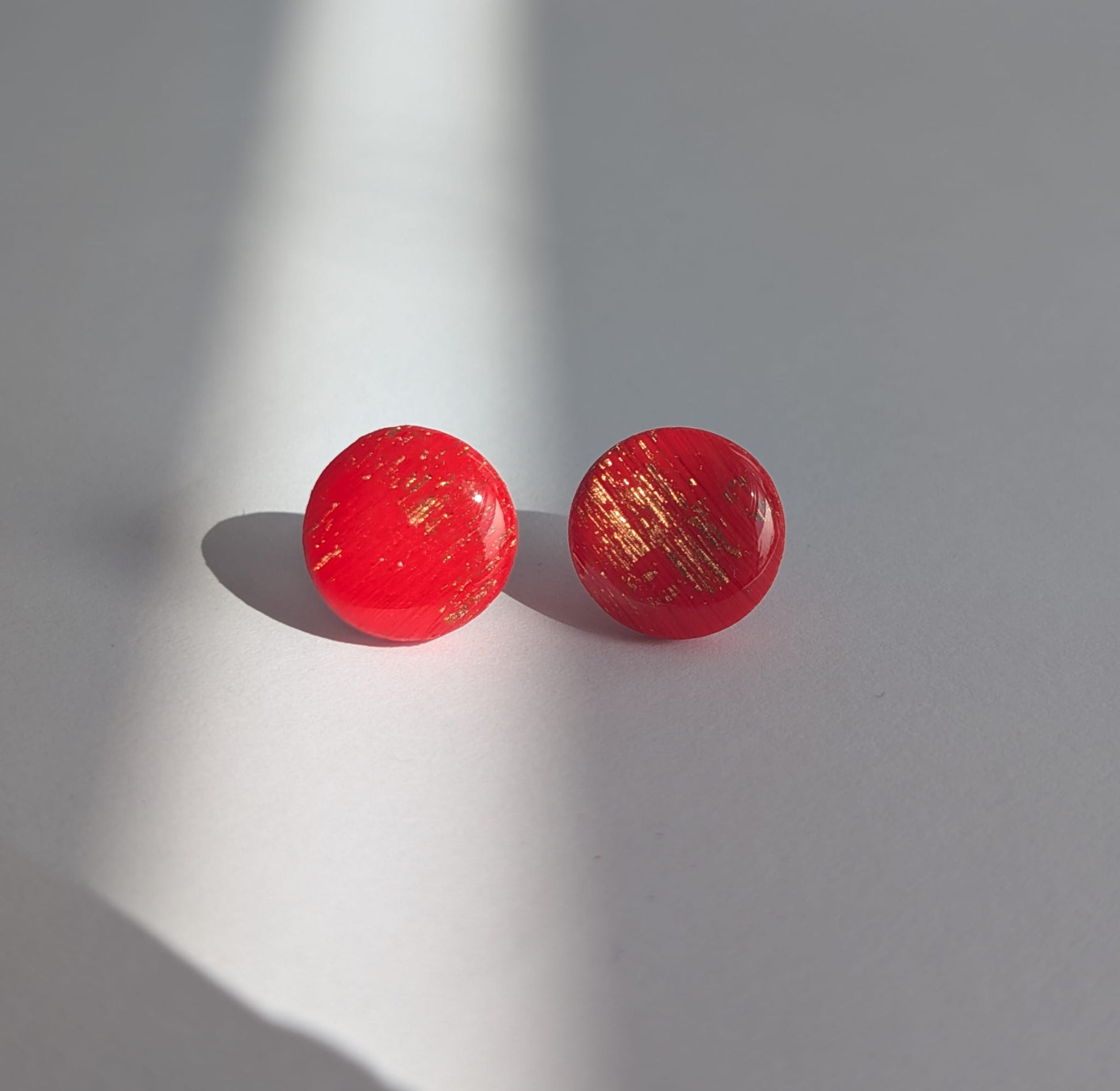 Ohrstecker in Rot mit Goldakzenten