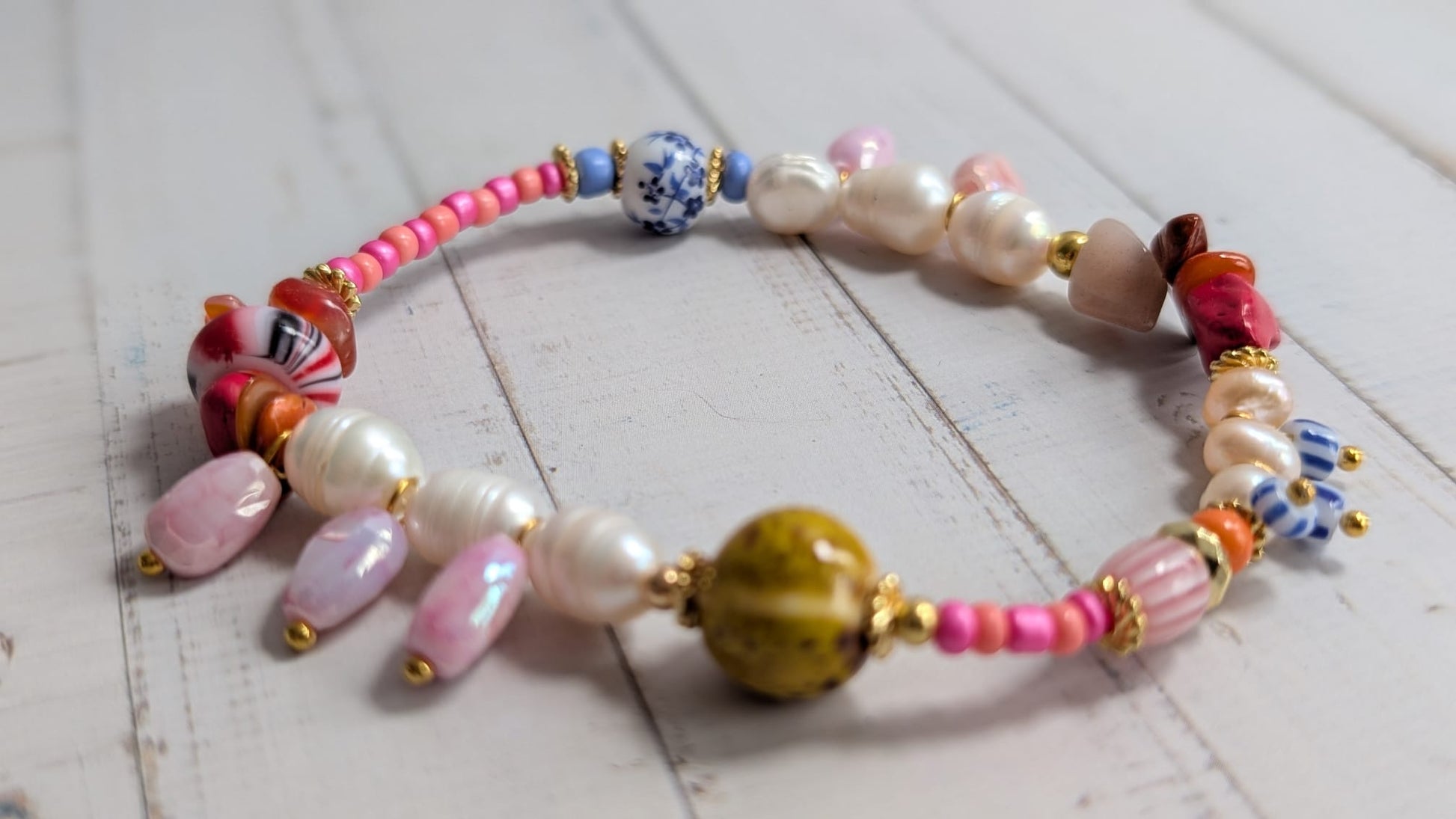 Buntes Armband mit Perlen & Keramikelementen – Boho Style

