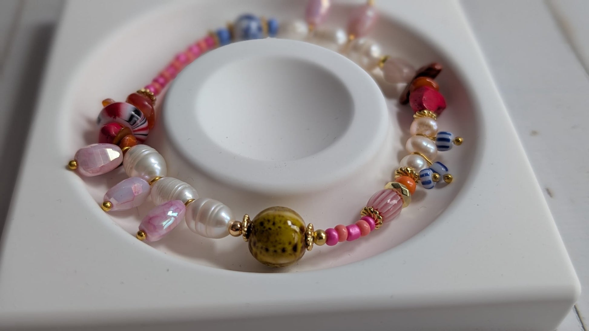 Buntes Armband mit Perlen & Keramikelementen – Boho Style

