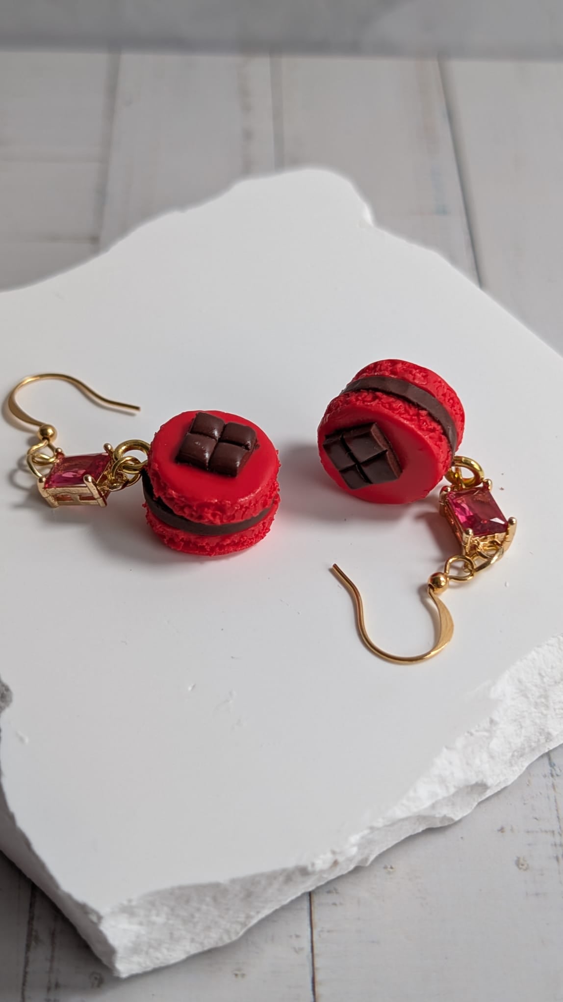 Macaron Ohrringe Rot – Handgemachter Food-Schmuck mit Schokolade & Kristall