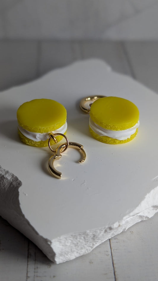 Gelbe Macaron-Ohrringe mit Halbmond – Handmade Food-Schmuck

