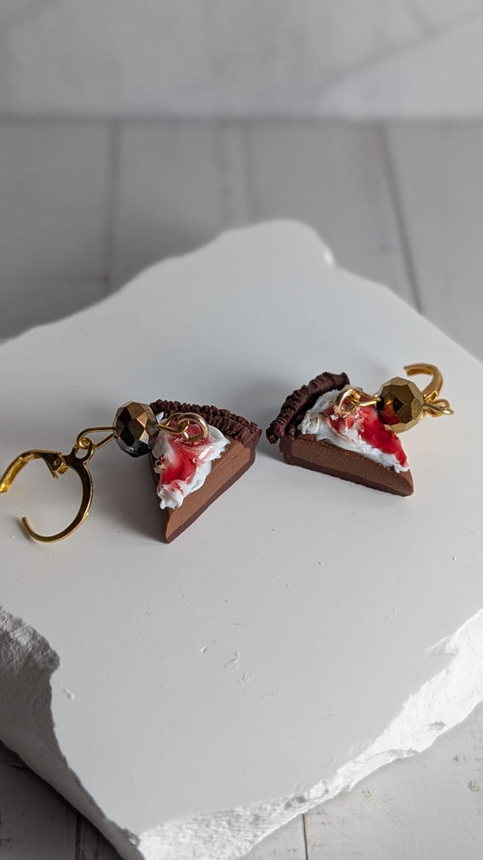 Schoko-Erdbeer-Torte Ohrringe – Handmade Food-Schmuck

