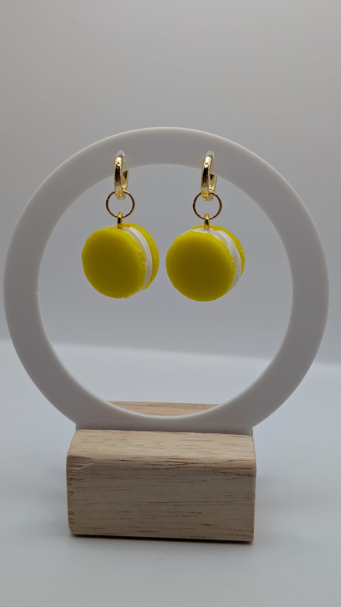 Gelbe Macaron-Ohrringe mit Halbmond – Handmade Food-Schmuck

