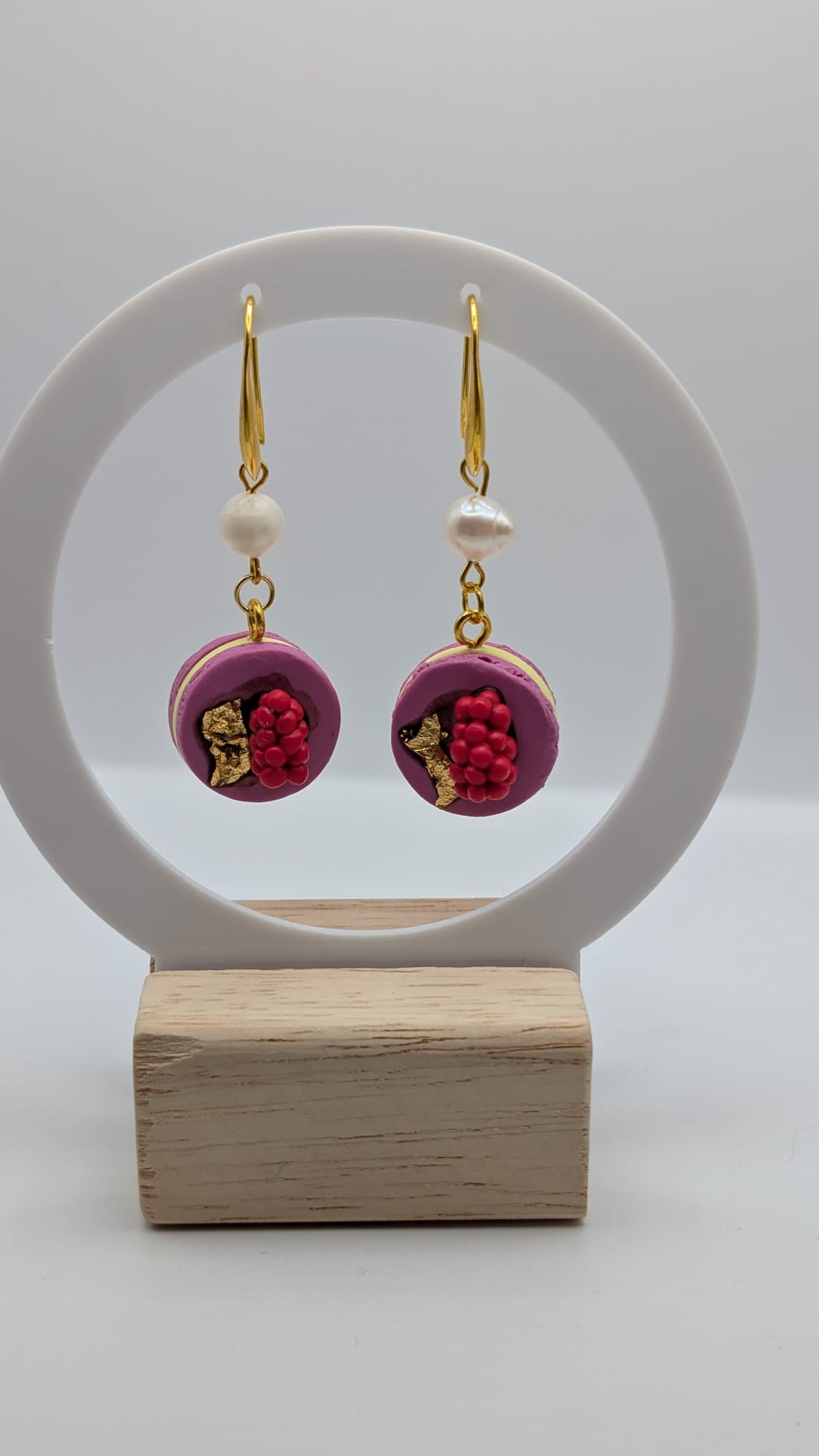 Lila Macaron-Ohrringe mit Perle – Handmade Food-Schmuck