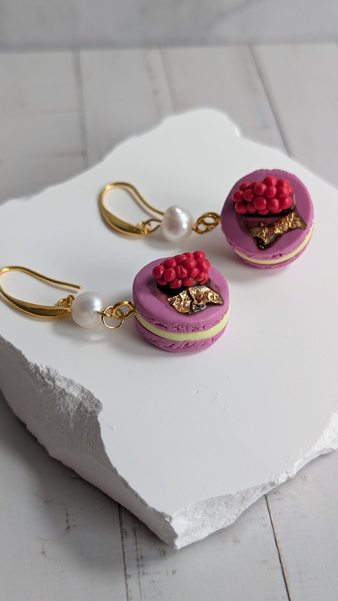 Lila Macaron-Ohrringe mit Perle – Handmade Food-Schmuck