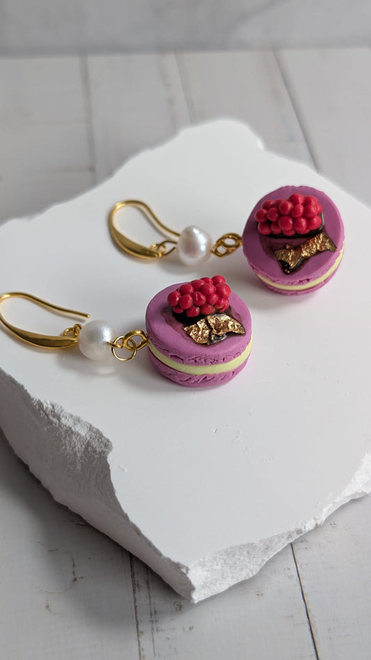 Lila Macaron-Ohrringe mit Perle – Handmade Food-Schmuck