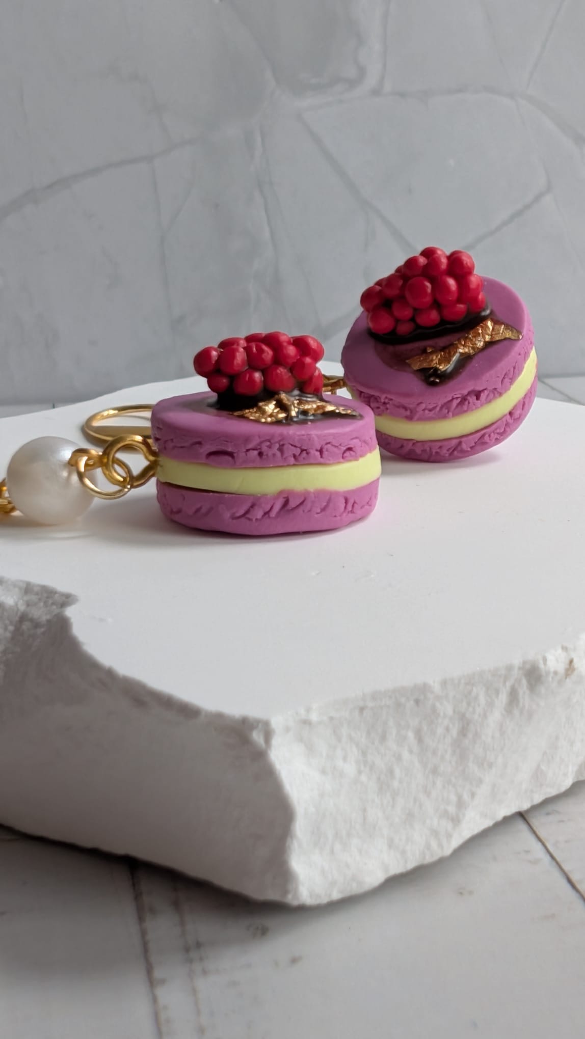 Lila Macaron-Ohrringe mit Perle – Handmade Food-Schmuck