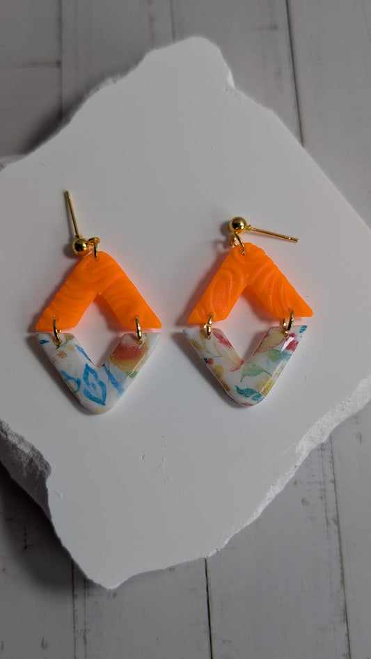 Geometrische Ohrringe in Orange – Handmade Statement Schmuck

