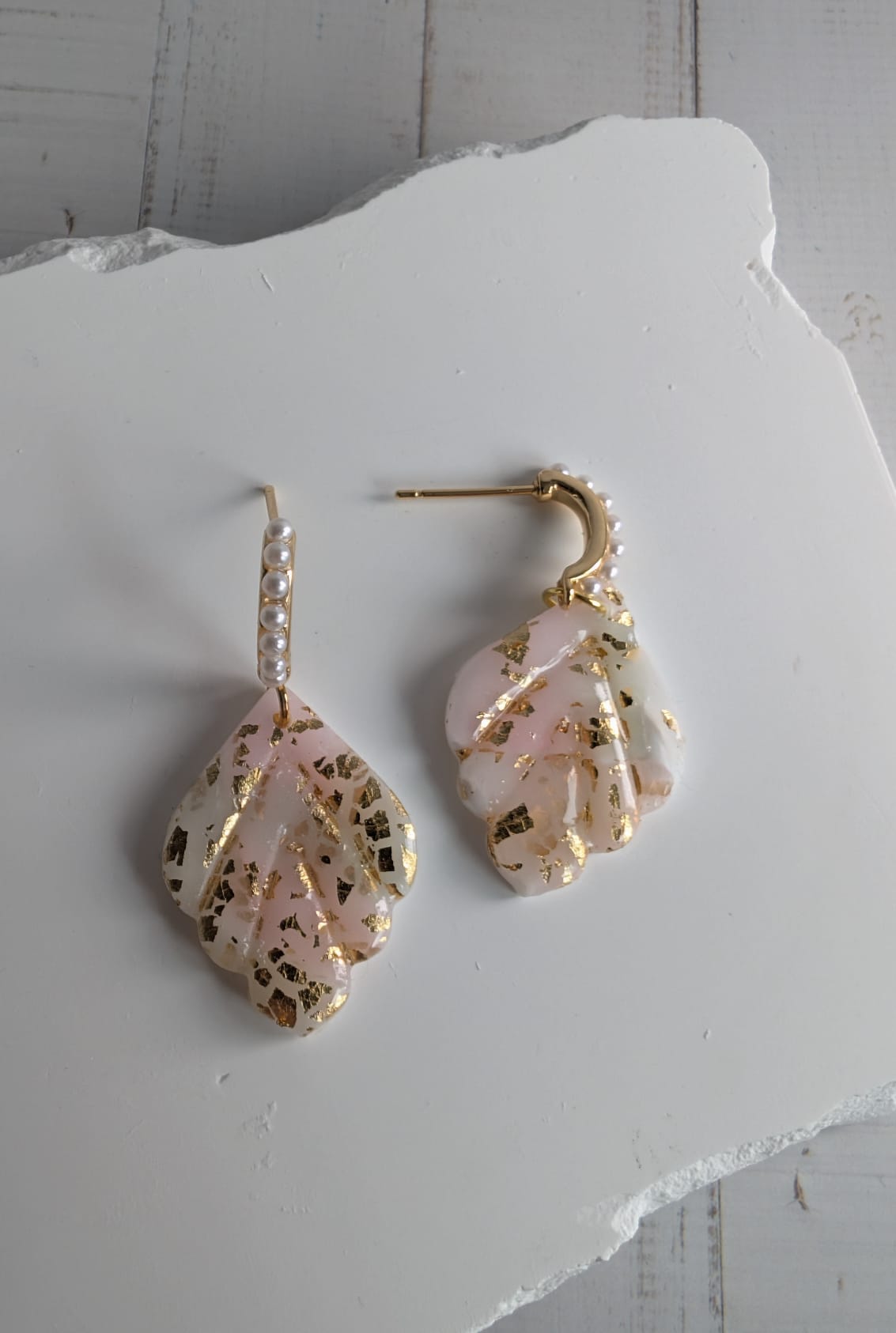 Blatt-Ohrringe Rosa mit Gold & Perlen – handgemacht & edel

