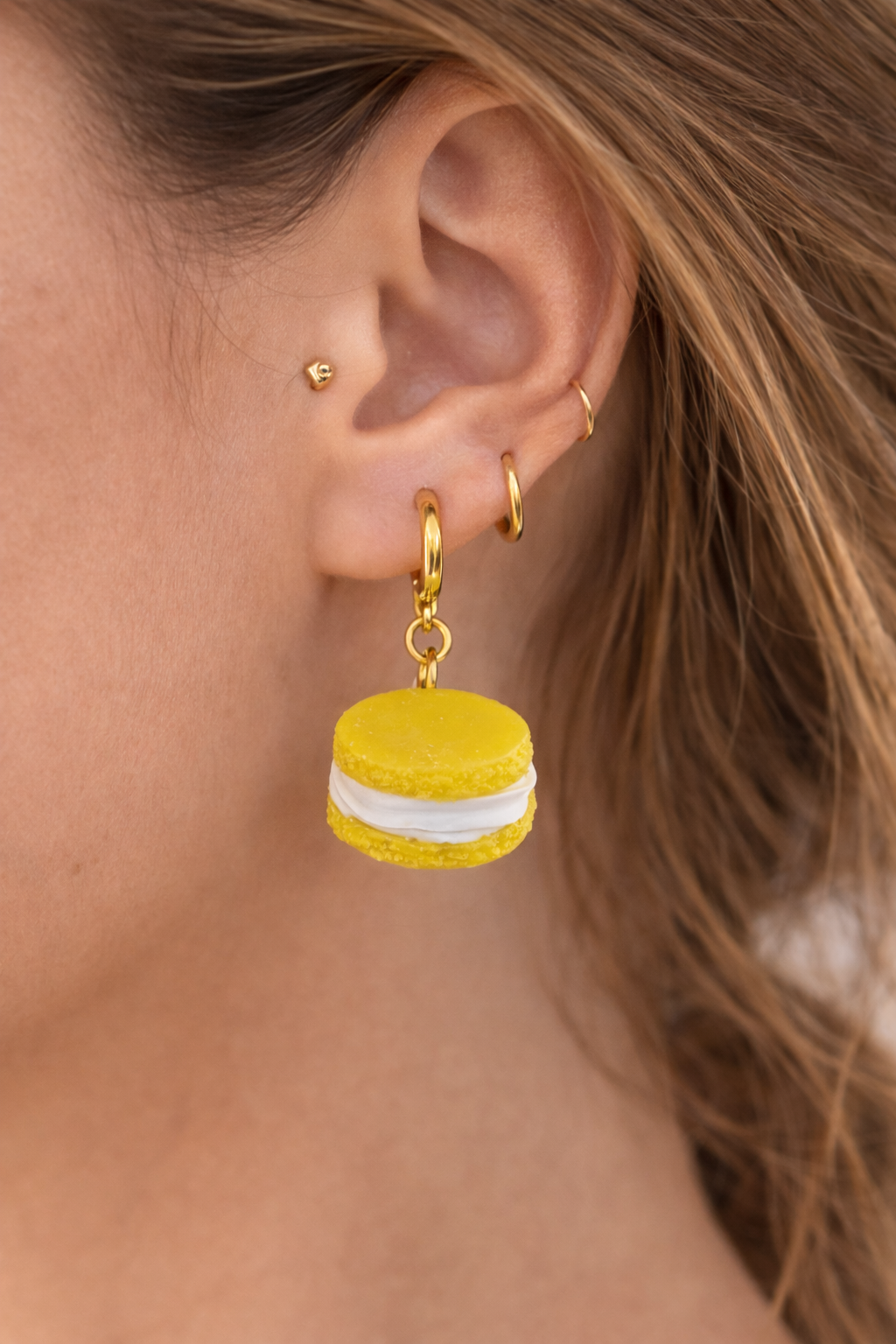 Macaron Ohrringe Gelb – Süße Polymer Clay Hänger mit Gold | Handgemacht Clayjex