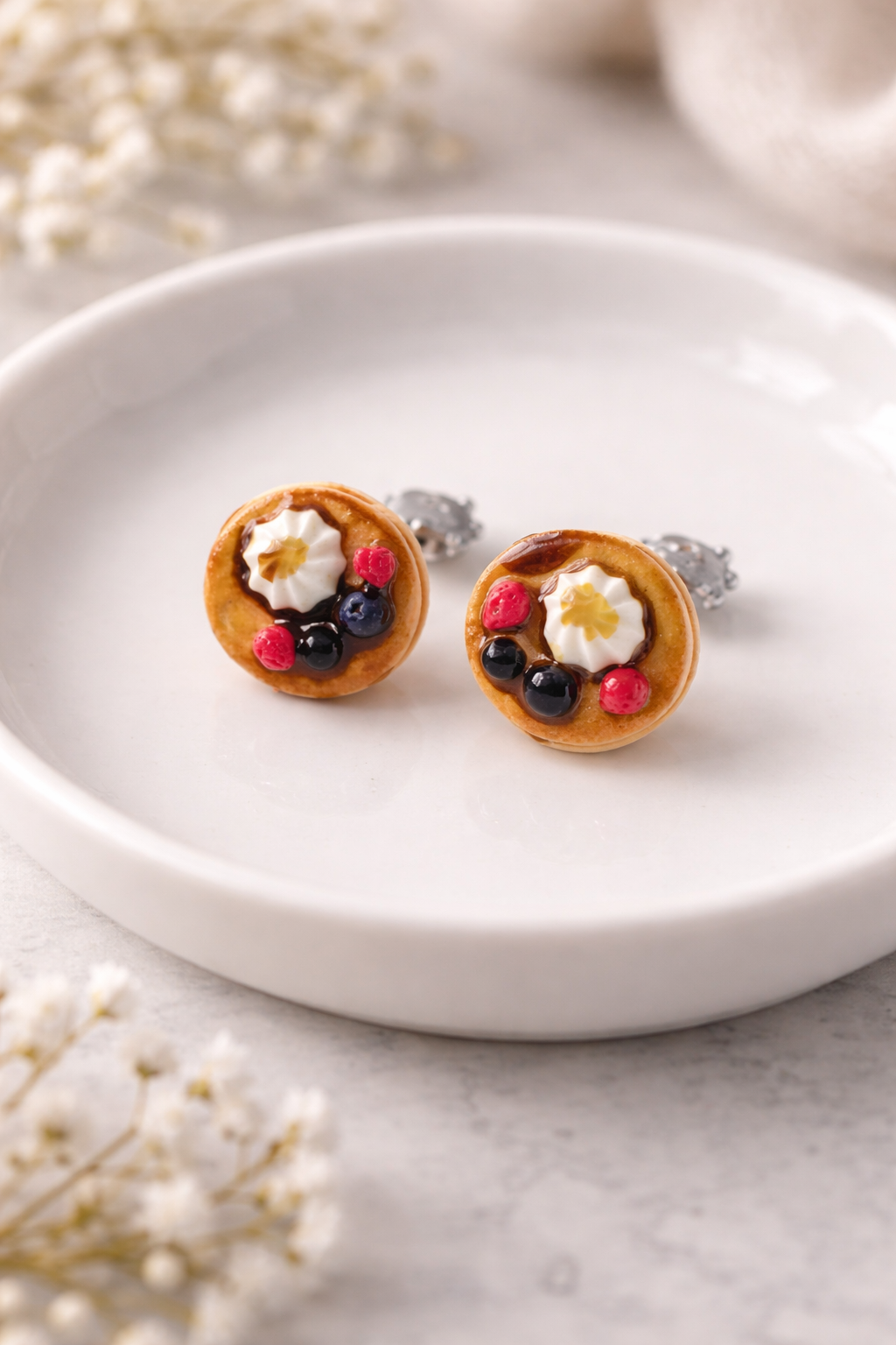 Pancake Ohrringe mit Beeren & Sahne – Handmade Polymer Clay | Stecker oder Hänger