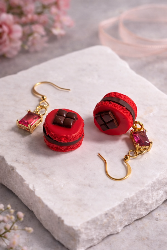Rote Macaron Ohrringe mit Schoko-Detail & Goldstein – Handgemachter Polymer Clay Schmuck