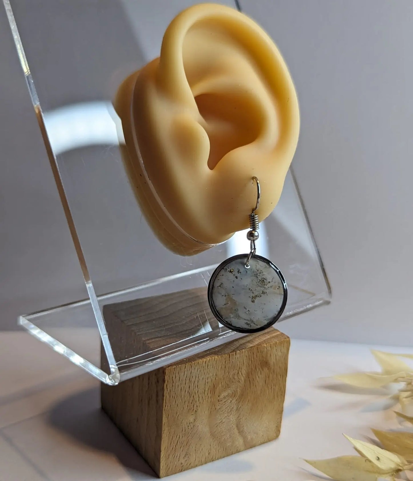 Runde marmorierte silberne Polymer Clay Ohrringe – Handgemachte, leichte und elegante Ohrhänger