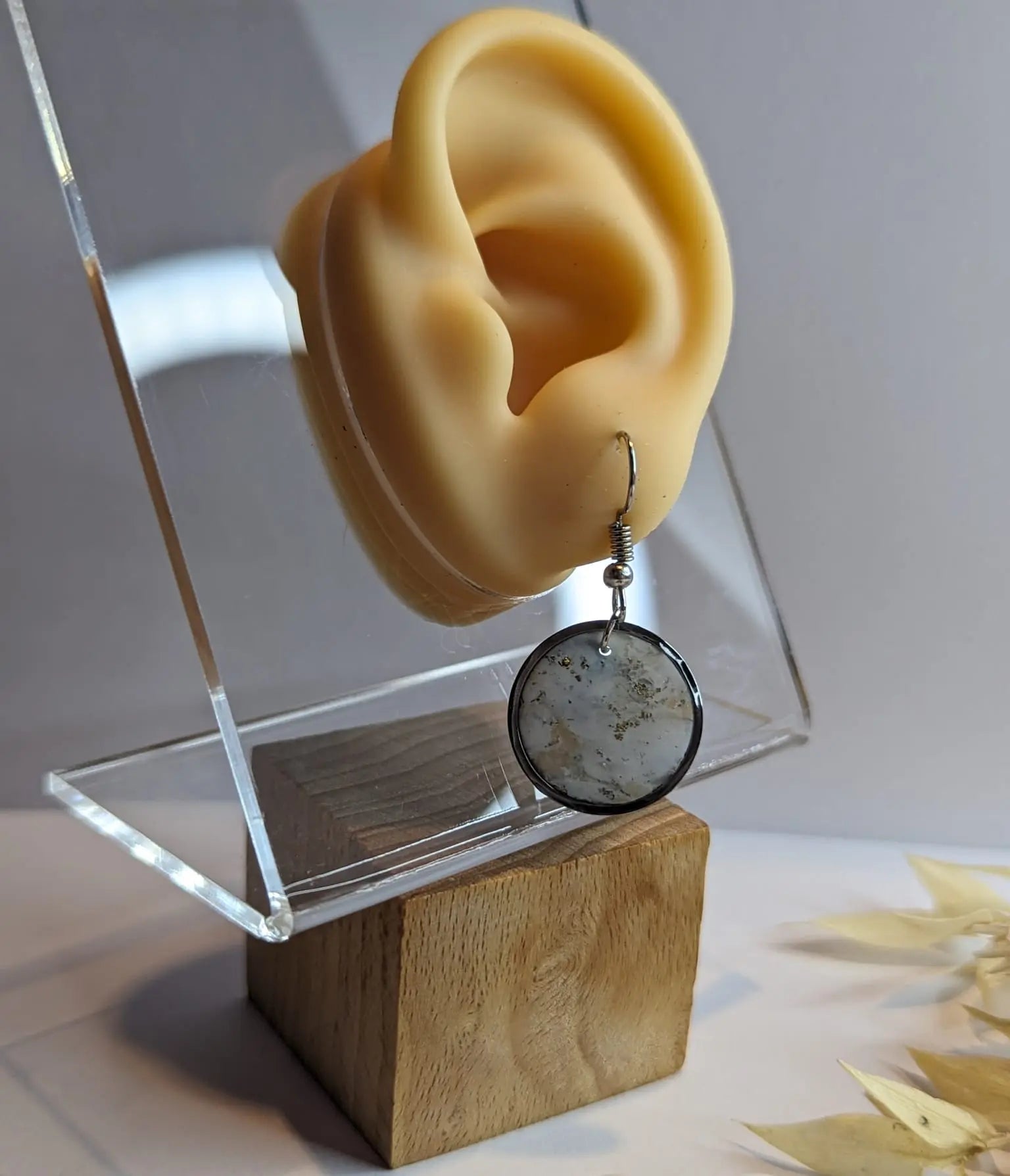 Runde marmorierte silberne Polymer Clay Ohrringe – Handgemachte, leichte und elegante Ohrhänger