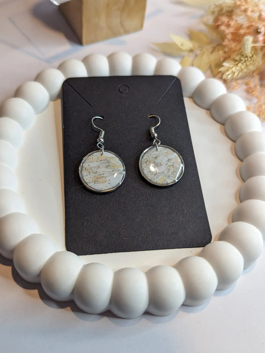 Runde marmorierte silberne Polymer Clay Ohrringe – Handgemachte, leichte und elegante Ohrhänger