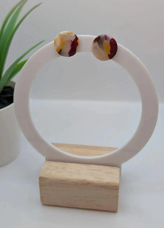 Polymer Clay Ohrringe in Mamor-Muster in warmen Creme-, Rosa- und Bordeaux-Tönen.