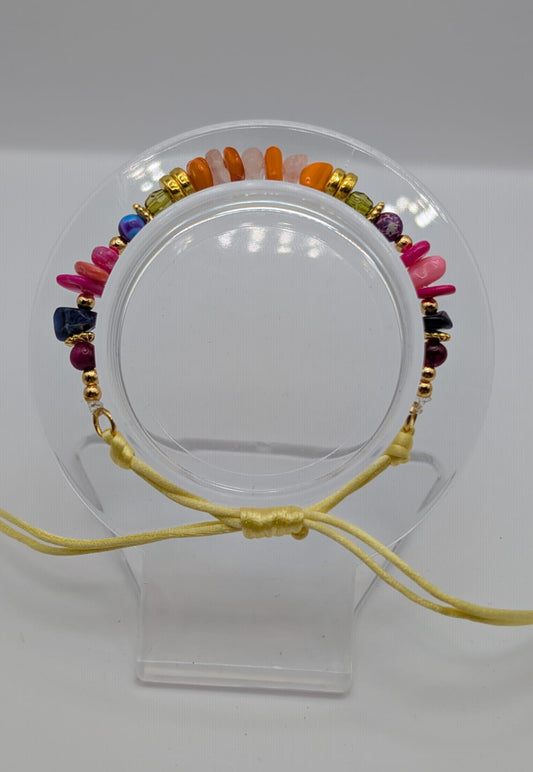 Gelbes Kordelarmband mit Perlen