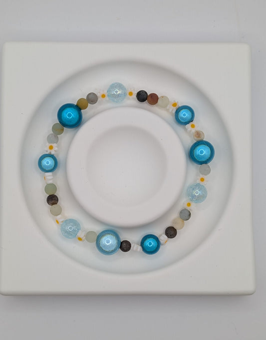 Blaues Armband mit Glanzperlen & Blumen – Zart & Elegant