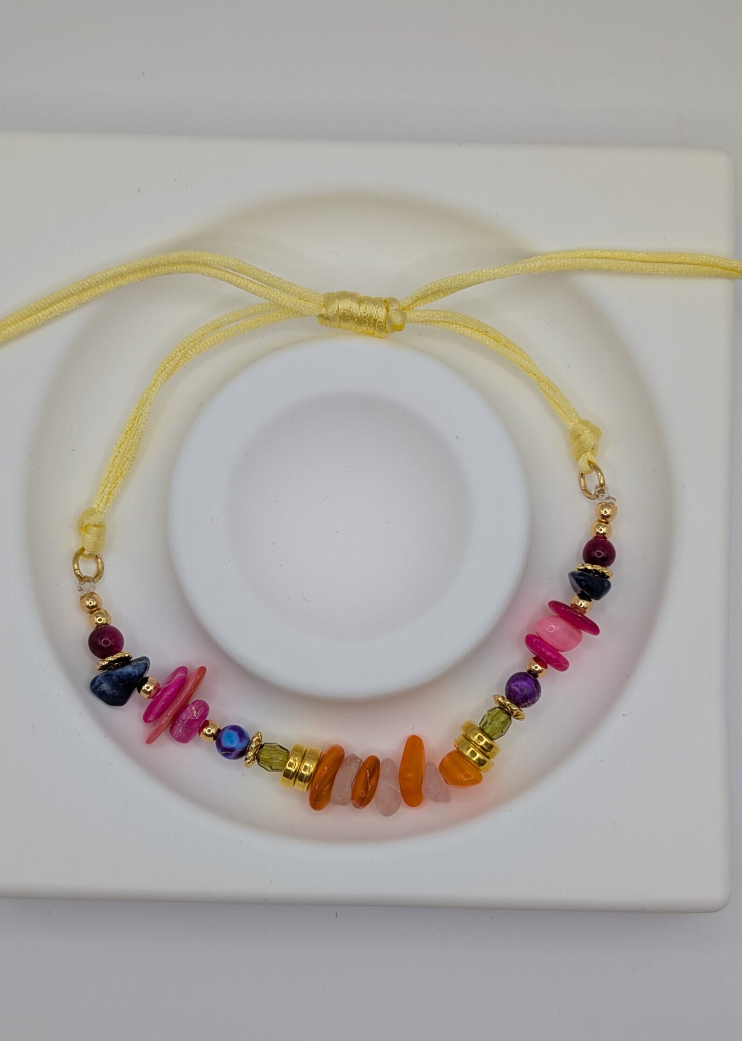 Gelbes Kordelarmband mit Perlen