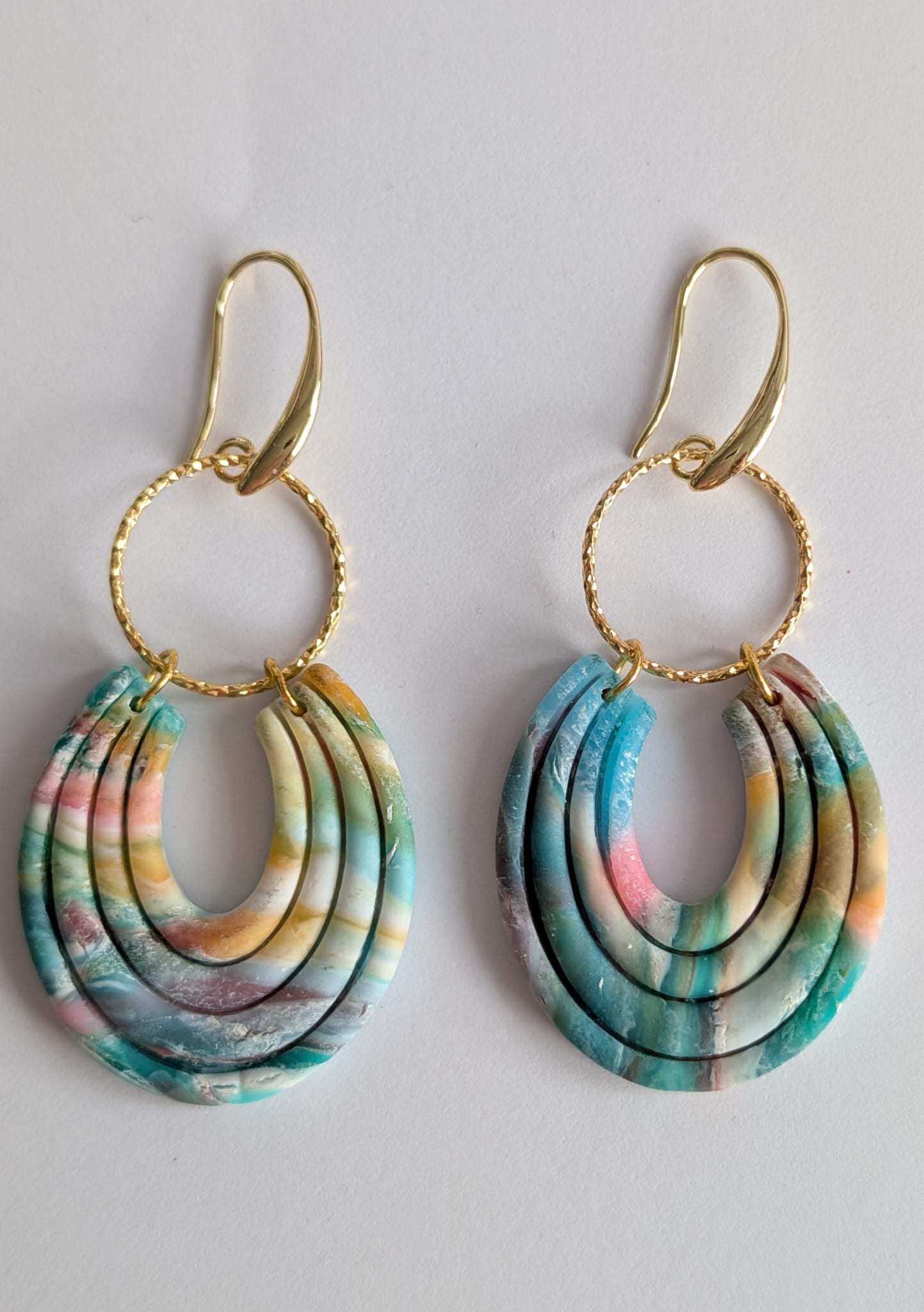  Statement-Ohrringe aus Polymer Clay – Regenbogen-Marmor-Look mit goldenen Elementen