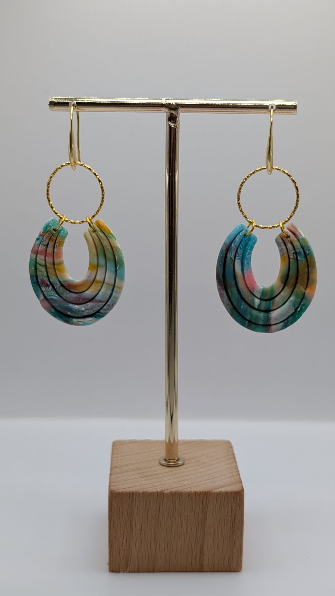  Statement-Ohrringe aus Polymer Clay – Regenbogen-Marmor-Look mit goldenen Elementen
