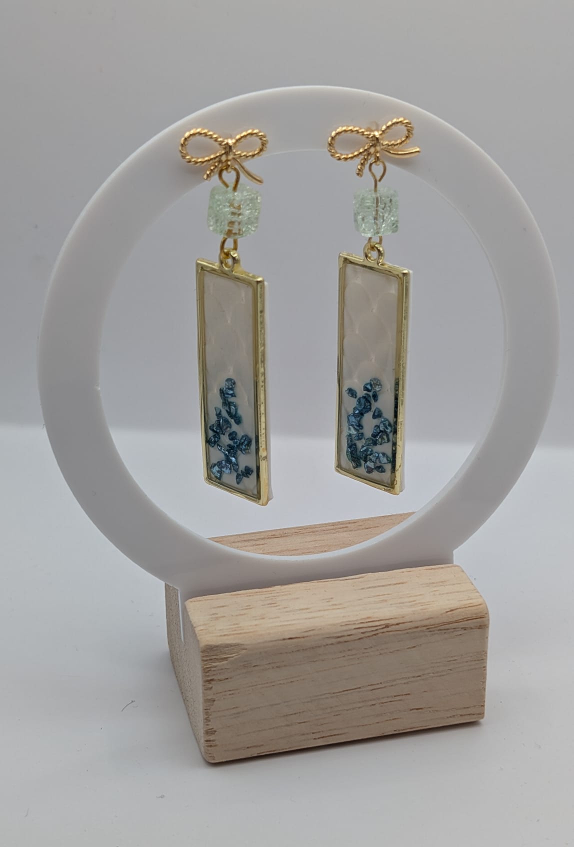 Elegante handgefertigte Ohrringe mit Goldrahmen und blauen Steinchen