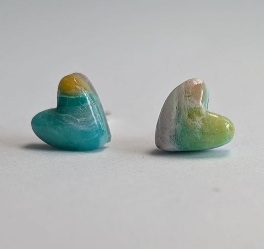 Handgemachte Herz-Ohrringe in Regenbogenfarben – zarte Liebe im Mini-Format