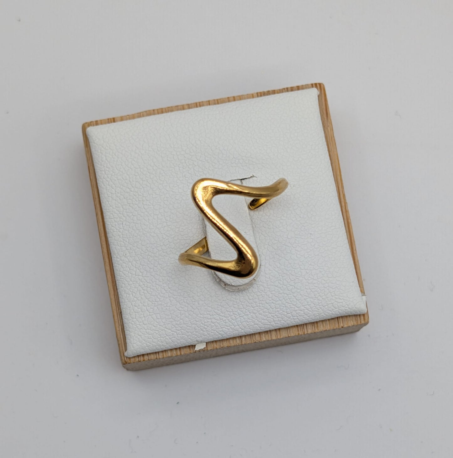 Goldener Statement-Ring in Wellenform – Verstellbarer Ring | Moderner Schmuck

