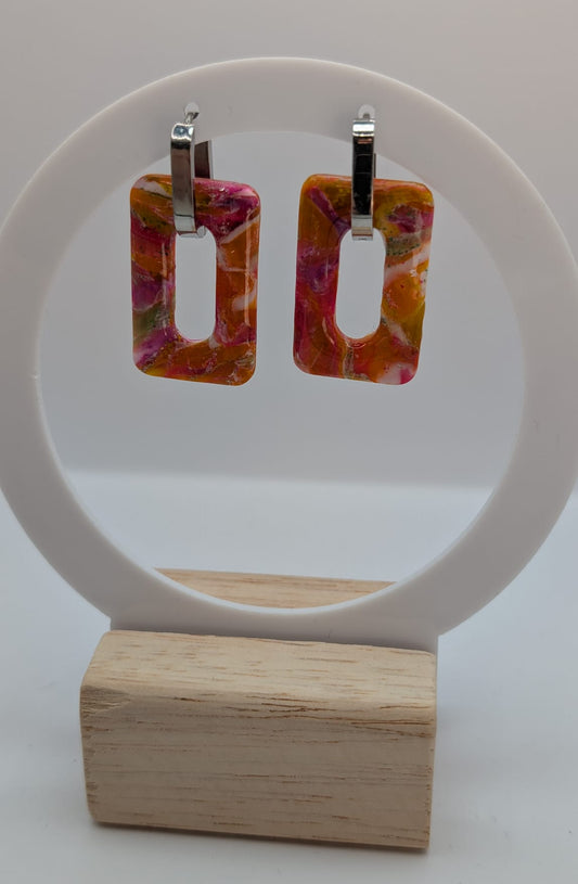 Bunte rechteckige Ohrringe mit silbernem Bügel – handgemacht aus Polymer Clay